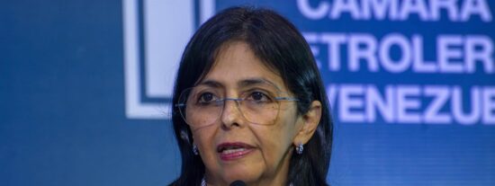 La chavista Delcy Rodr&iacute;guez se querella contra Aldama en Espa&ntilde;a y contrata a Baltasar Garz&oacute;n