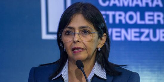 La chavista Delcy Rodr&iacute;guez se querella contra Aldama en Espa&ntilde;a y contrata a Baltasar Garz&oacute;n