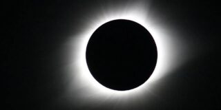 C&oacute;mo disfrutar del eclipse del siglo sin poner en riesgo tu visi&oacute;n: las gafas de sol no son la soluci&oacute;n