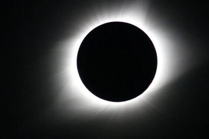 C&oacute;mo disfrutar del eclipse del siglo sin poner en riesgo tu visi&oacute;n: las gafas de sol no son la soluci&oacute;n