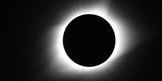 C&oacute;mo disfrutar del eclipse del siglo sin poner en riesgo tu visi&oacute;n: las gafas de sol no son la soluci&oacute;n