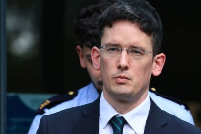 El caso Enoch Burke: cuando los pronombres llevan a una celda irlandesa