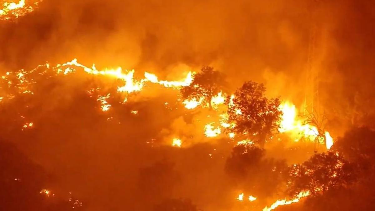 Un audio atribuido a un voluntario y el testimonio de varios vecinos cuestionan la gestión del incendio: «Nos dijeron que tenían órdenes de no intervenir»