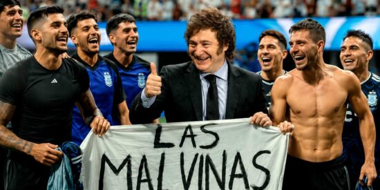Argentina: Milei respalda la pancarta por las Malvinas y la califica de "v&aacute;lida y l&iacute;cita"