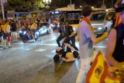 Los esbirros de Marlaska empa&ntilde;an la celebraci&oacute;n del Espa&ntilde;a-Francia con duras cargas policiales que revientan los test&iacute;culos a un joven