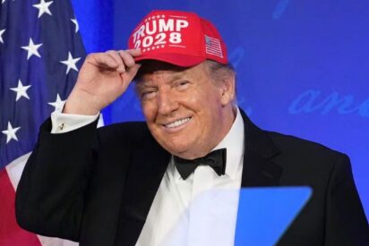 Un desconocido Trump est&aacute; 'entra&ntilde;able' con los periodistas y bromea sobre un tercer mando durante la Cena de Corresponsales
