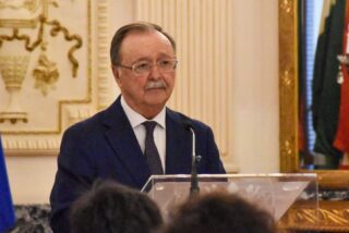 El presidente de Ceuta planta cara a Moncloa: amenaza con atrincherarse y tumba el plan de S&aacute;nchez para convertir los polideportivos en refugios de invasores