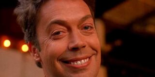 Muere Tim Curry, el actor que convirti&oacute; la extravagancia en leyenda