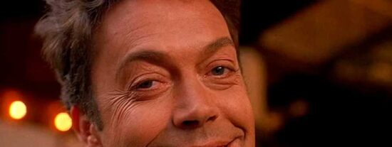 Muere Tim Curry, el actor que convirti&oacute; la extravagancia en leyenda