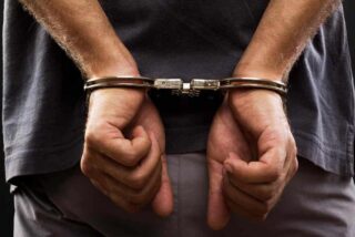 5 'invasores' marroqu&iacute;es apalean a un guardia civil en una gasolinera de Ceuta, para robarle el m&oacute;vil y la cartera