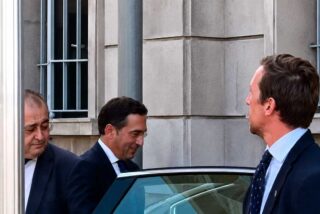 Albares es recibido en Ceuta entre gritos de &laquo;&iexcl;Sinverg&uuml;enza!&raquo; y &laquo;&iexcl;Cobarde!&raquo;