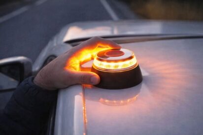 La DGT refuerza el control sobre la baliza V16 y activa la multa de 200 euros