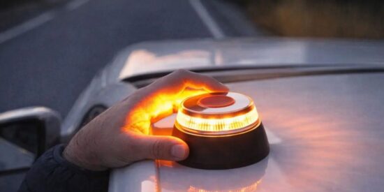 La DGT refuerza el control sobre la baliza V16 y activa la multa de 200 euros
