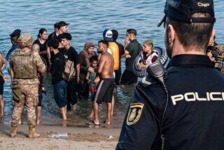 La prensa internacional pinta una Espa&ntilde;a 'inerme' ante la invasi&oacute;n marroqu&iacute; y subraya que 'el modelo de S&aacute;nchez se tambalea'