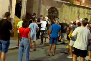 &iexcl;Alta tensi&oacute;n en Ceuta!: atacan con botellas de aguarr&aacute;s a manifestantes y miembros de JUPOL