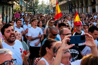 Ceuta estalla contra el Gobierno: miles de personas salen a la calle a gritar "Pedro S&aacute;nchez, hijo de p..."