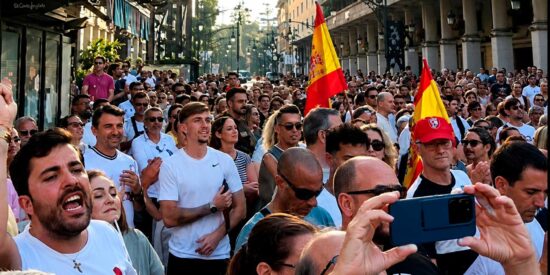 &iexcl;Arde Ceuta!: La ciudad sale a la calle en masa para exigir la dimisi&oacute;n de Pedro S&aacute;nchez