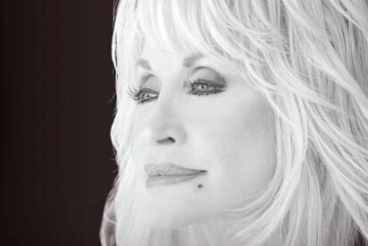 Se apaga la voz de Dolly Parton, la mujer que hizo universal el country
