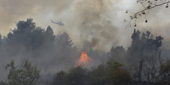Cientos de efectivos tratan de frenar los incendios en Segovia y Castell&oacute;n, mientras Niebla avanza hacia Sevilla