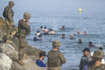 Los militares espa&ntilde;oles, apedreados por invasores marroqu&iacute;es, salen corriendo y marcan el 112 como cualquier vecina acosada