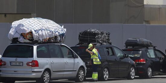 Operaci&oacute;n Paso del Estrecho: &iquest;Por qu&eacute; la Guardia Civil nunca multa a los coches cargados hasta los topes que van a Marruecos?