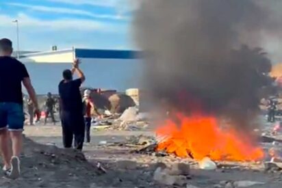 Estalla Ceuta: vecinos rompen el cord&oacute;n policial e incendian chabolas de migrantes en la playa del Trampol&iacute;n