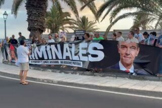 Lanzarote: Los vecinos protestan contra S&aacute;nchez tras la llegada en patera de 245 ilegales a 3 km de La Mareta