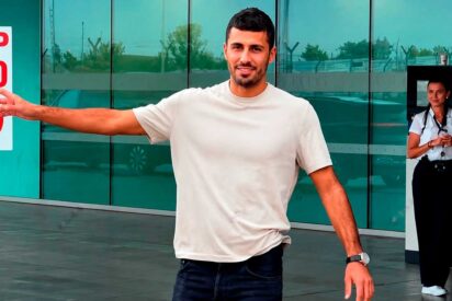 Rodri aterriza en El Prat para cumplir su sue&ntilde;o de "ganar la Champions"
