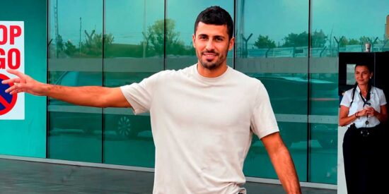 Rodri aterriza en El Prat para cumplir su sue&ntilde;o de "ganar la Champions"