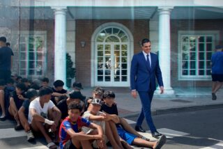 Pedro S&aacute;nchez, La Moncloa y menas - Imagen generada por IA. 