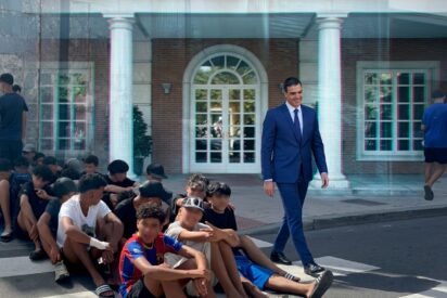 Pedro S&aacute;nchez, La Moncloa y menas - Imagen generada por IA. 