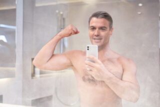 Sánchez y su meme selfie en La Mareta - Imagen generada con IA
