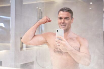 Sánchez y su meme selfie en La Mareta - Imagen generada con IA