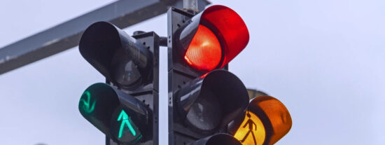 La DGT apaga el &aacute;mbar en los sem&aacute;foros: as&iacute; cambian de colores un siglo despu&eacute;s de llegar a Espa&ntilde;a