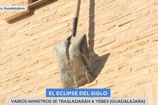 Los vecinos de Yebes dejan un &lsquo;caluroso&rsquo; mensaje a Pedro S&aacute;nchez tras cerrar el observatorio para ver el eclipse
