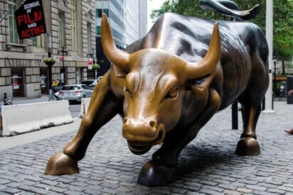 El Ibex 35 oscila en los 20.200 puntos mientras el petr&oacute;leo se acerca a los 90 d&oacute;lares y la inflaci&oacute;n de EEUU se modera al 3,4%