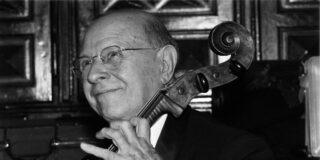 Pau Casals tocando el violonchelo en 1965