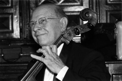 Pau Casals tocando el violonchelo en 1965