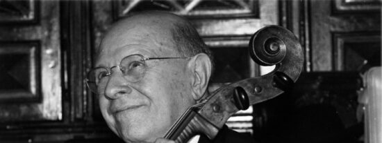 Pau Casals tocando el violonchelo en 1965