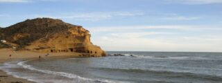 La cala entre Murcia y Almer&iacute;a que combina aguas turquesas, cuevas y piscinas naturales