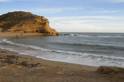 La cala entre Murcia y Almer&iacute;a que combina aguas turquesas, cuevas y piscinas naturales