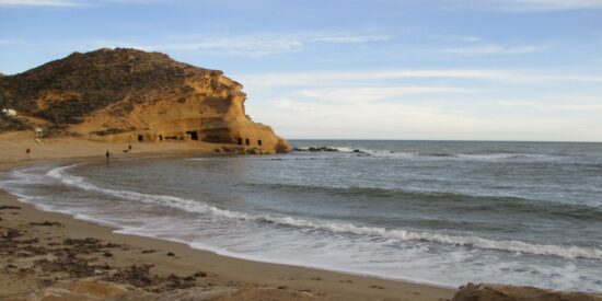 La cala entre Murcia y Almer&iacute;a que combina aguas turquesas, cuevas y piscinas naturales
