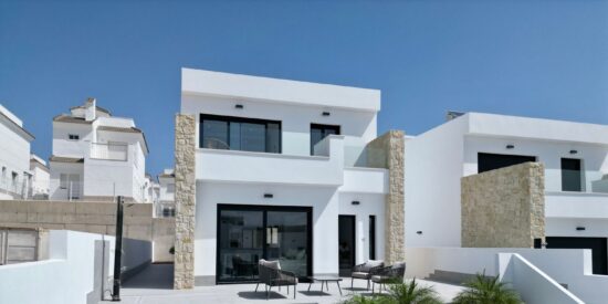 La Marina: una urbanizaci&oacute;n con chalets con piscina cerca de la playa en San Fulgencio