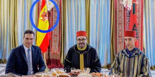 S&aacute;nchez, Mohamed VI y su hijo Hassan, con la bandera de Espa&ntilde;a al rev&eacute;s