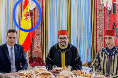 S&aacute;nchez, Mohamed VI y su hijo Hassan, con la bandera de Espa&ntilde;a al rev&eacute;s