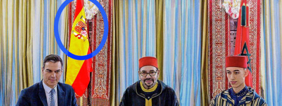 S&aacute;nchez, Mohamed VI y su hijo Hassan, con la bandera de Espa&ntilde;a al rev&eacute;s
