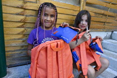 Dos ni&ntilde;as usuarias del programa CaixaProinfancia con su nuevo material escolar.