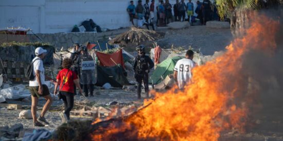 Noche de fuego en Ceuta: 40 chabolas reducidas a cenizas en el Tarajal