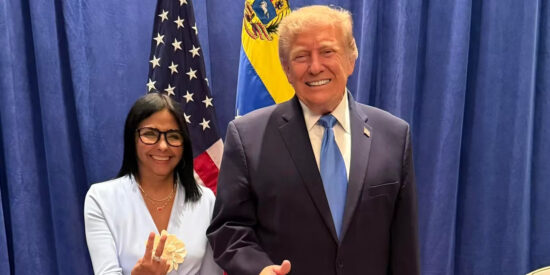 Trump se reune con la chavista Delcy Rodr&iacute;guez a 16 kms de la c&aacute;rcel donde se pudre el dictador Maduro