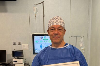 El doctor Fernando Llovet implanta en Valencia la primera lente RayOne Galaxy Hydrophobic del mundo